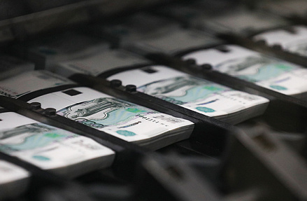 Деньги отнесли в сберкассы