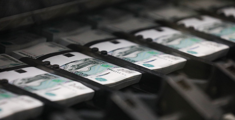 Деньги отнесли в сберкассы