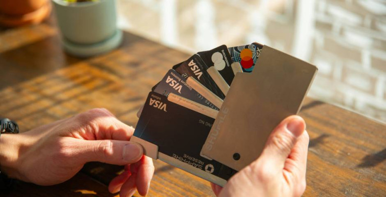Банк России пообещал установить разумный срок для замены Visa и Mastercard