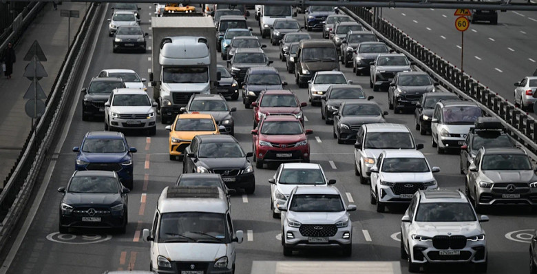 МЭА посоветовало всему миру снизить скорость на шоссе из-за роста цен на нефть