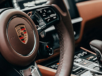 Владельцы Porsche в России столкнулись с блокировкой авто через спутник