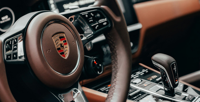 Владельцы Porsche в России столкнулись с блокировкой авто через спутник