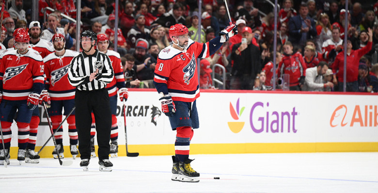 Александр Овечкин первым в истории забросил 900 шайб в регулярных чемпионатах НХЛ