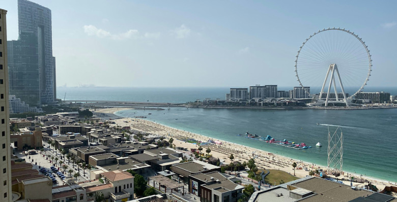 Власти Дубая рекомендовали отелям продлить проживание туристов