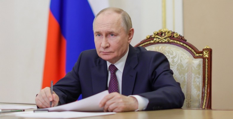 Владимир Путин подписал закон об увеличении пособия по беременности для студенток