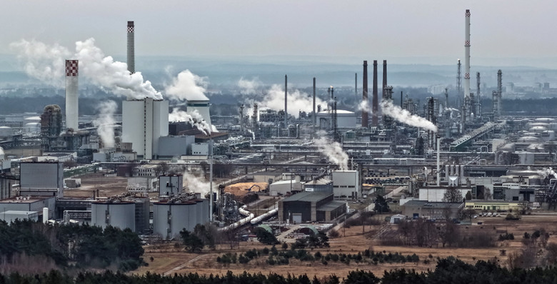 Бочки выкатывают с рынка