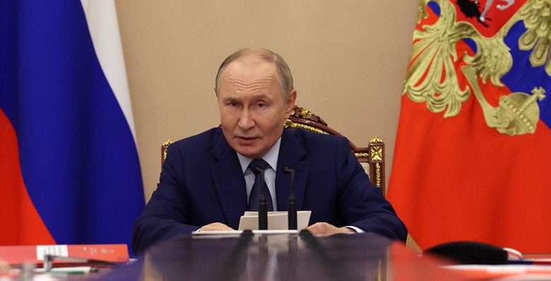 Владимир Путин повысил оклады госслужащих и дипломатов на 7,6%