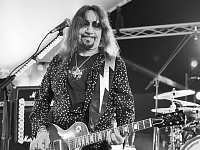 Гитарист Kiss Эйс Фрейли умер в возрасте 74 лет