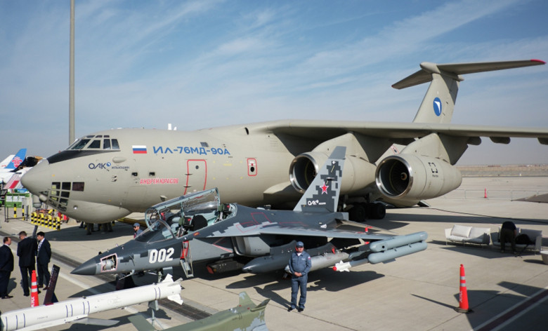 Учебно-боевой самолет Як-130М и военно-транспортный самолёт Ил-76МД-90А (на втором плане)