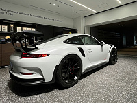 Продажи Porsche упали на 10% в 2025 году