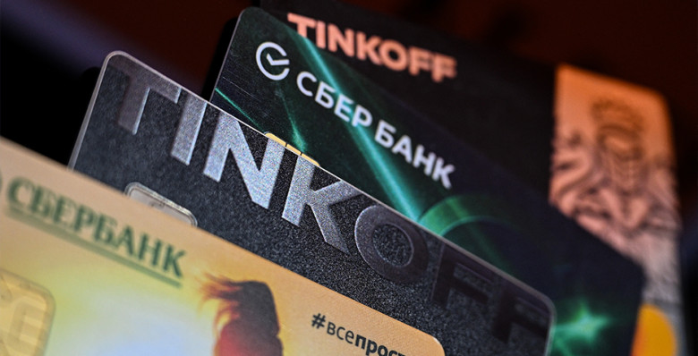 «Известия»: банки стали чаще блокировать переводы россиян между своими счетами