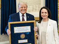 Дональд Трамп принял медаль Нобелевской премии мира от Марии Корины Мачадо