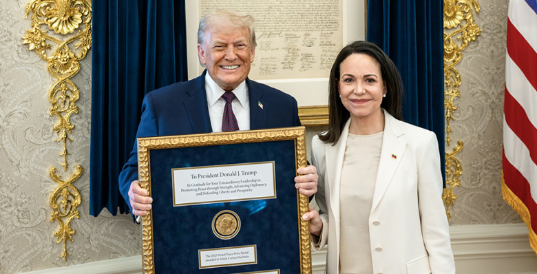 Дональд Трамп принял медаль Нобелевской премии мира от Марии Корины Мачадо