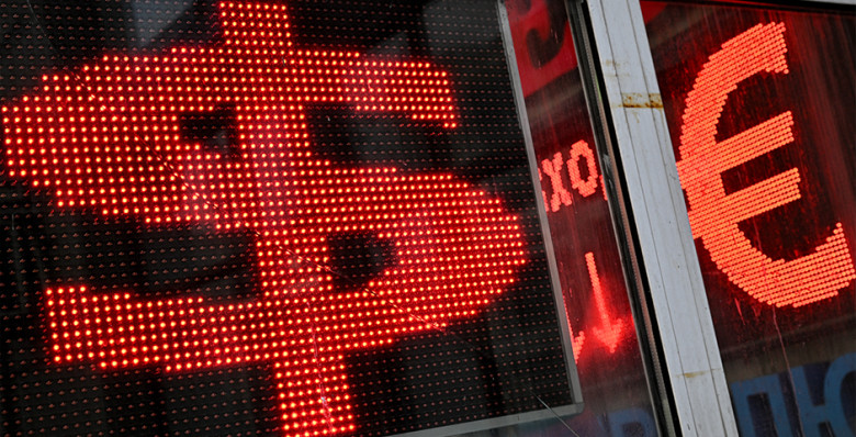 Банк России установил курс доллара ниже 77 рублей впервые с мая 2023 года