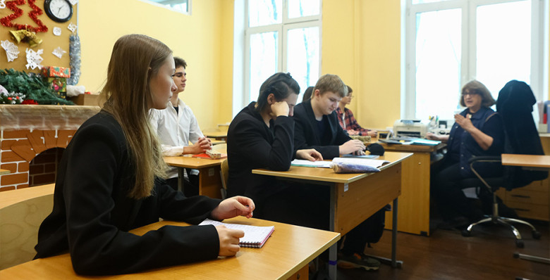 В России утвержден порядок обмена данными о детях мигрантов между школами и МВД