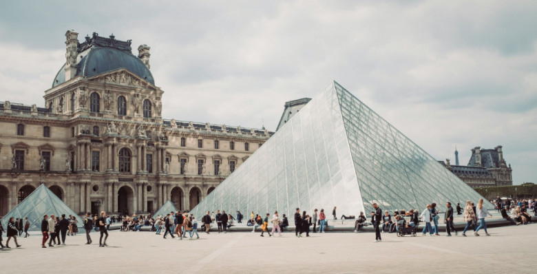 Из Лувра украли более 8 тыс. бриллиантов и 200 жемчужин при нападении в октябре