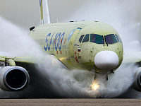Самолет SJ-100 успешно прошел испытания на защиту двигателей от воды