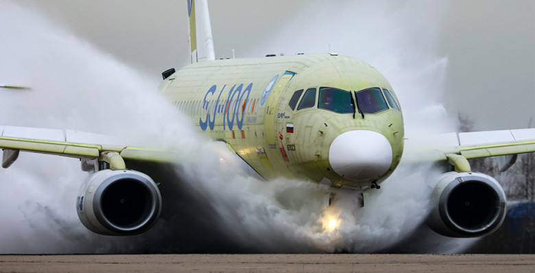 Самолет SJ-100 успешно прошел испытания на защиту двигателей от воды