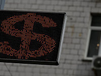 Курс доллара на межбанке упал ниже 73 рублей впервые с февраля 2023 года