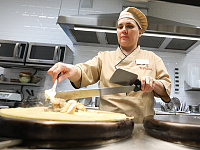 Аналитики оценили зарплаты поваров-блинопеков в России