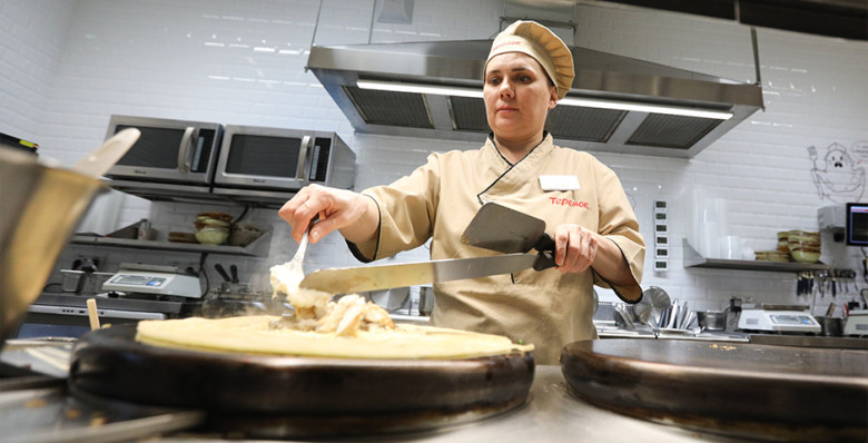 Аналитики оценили зарплаты поваров-блинопеков в России