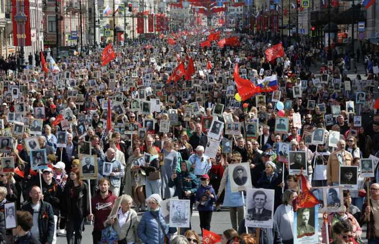 Участники акции «Бессмертный полк», посвященной 81-й годовщине Победы в Великой Отечественной войне, в Санкт-Петербурге