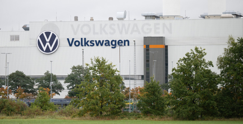 Операционная прибыль Volkswagen сократилась вдвое в 2025 году