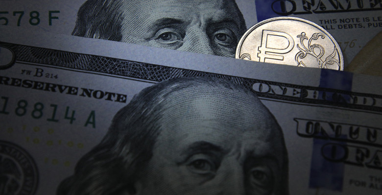 Мосбиржа начала торги долларом в рублях
