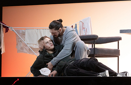 Леон Кемстач дебютирует на театральной сцене