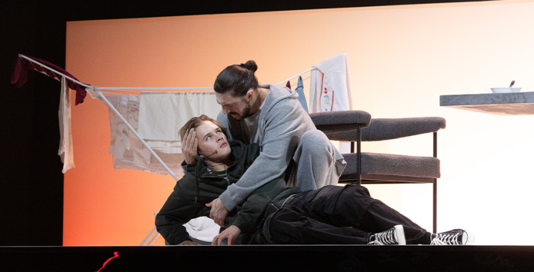 Леон Кемстач дебютирует на театральной сцене