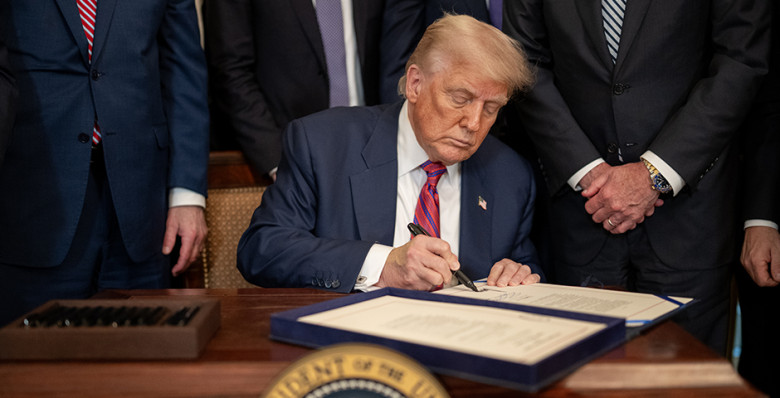 Дональд Трамп подписал указ об уголовном преследовании за сожжение флага США