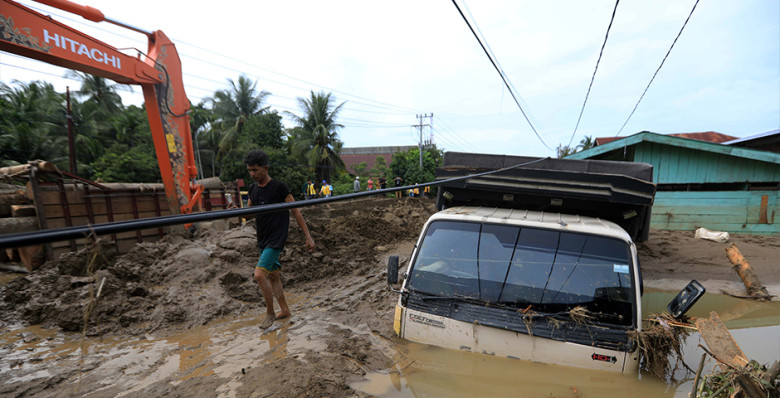 В результате наводнения в Индонезии погибли 174 человека