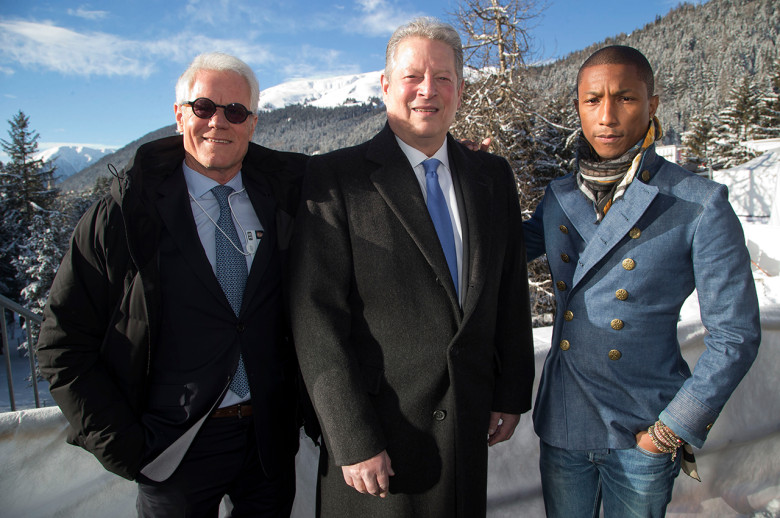 Продюсер Кевин Уолл, бывший вице-президент США Альберт Гор и музыкант Фаррелл Уильямс позируют в Конгресс-центре, где проходит Всемирный экономический форум в Давосе