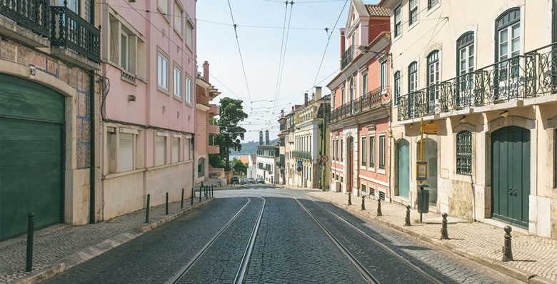 В Португалии около 285 тыс. человек остались без электричества из-за шторма