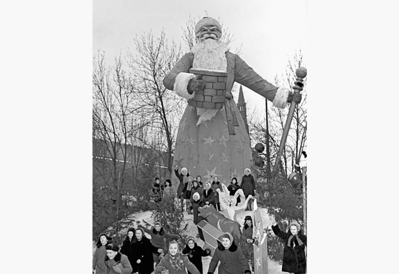 Детвора на новогодней елке у Деда Мороза в Тайницком саду Московского Кремля. 03.01.1960 г.