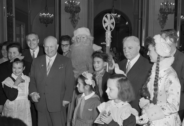 Никита Хрущев и Климент Ворошилов на новогоднем празднике в Кремле. 1959 г.