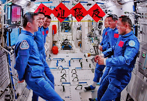 Экипаж «Шэньчжоу-20» застрял на орбите