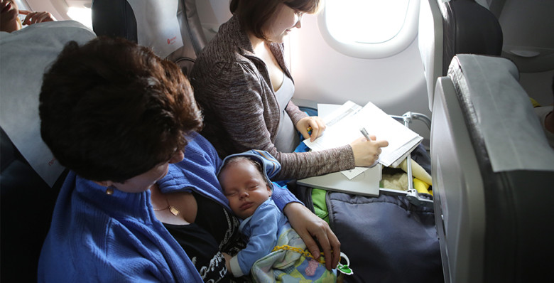 Минтранс разрешит провозить в самолетах более 100 мл детского питания