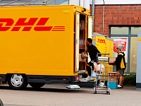 DHL приостановила отправку посылок в США из-за новых таможенных правил