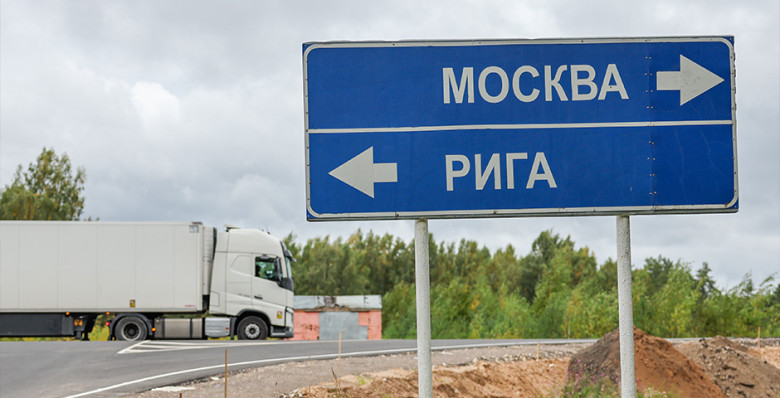 Глава МВД Латвии опроверг планы массовой депортации россиян