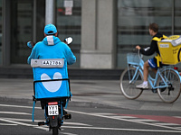 В Петербурге продлили запрет на устройство мигрантов таксистами и курьерами