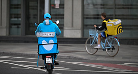 В Петербурге продлили запрет на устройство мигрантов таксистами и курьерами