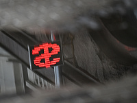 ЦБ опустил курс доллара ниже 75 рублей