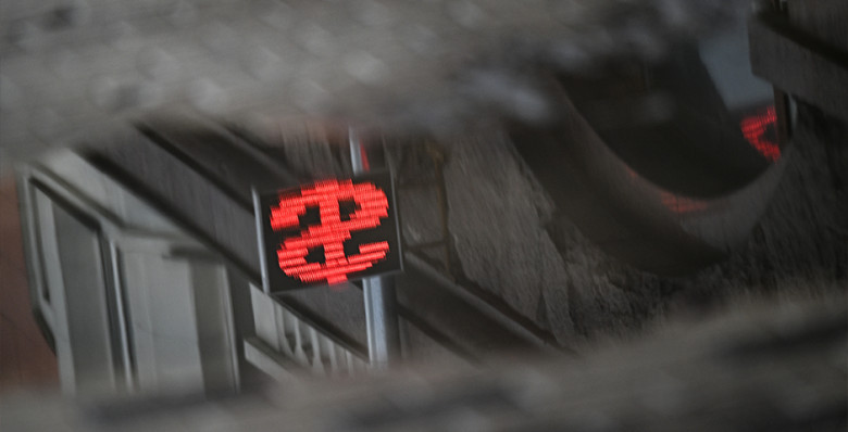 ЦБ опустил курс доллара ниже 75 рублей