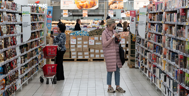 Месячные потребительские расходы россиян увеличились до максимума за восемь лет