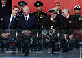 Президент РФ Владимир Путин на Красной площади в Москве на военном параде в честь 81-й годовщины Победы в Великой Отечественной войне. Слева направо: сын президента Белоруссии Александра Лукашенко Николай Лукашенко, президент Белоруссии Александр Лукашенко, ветеран Великой Отечественной войны Свет Турунов