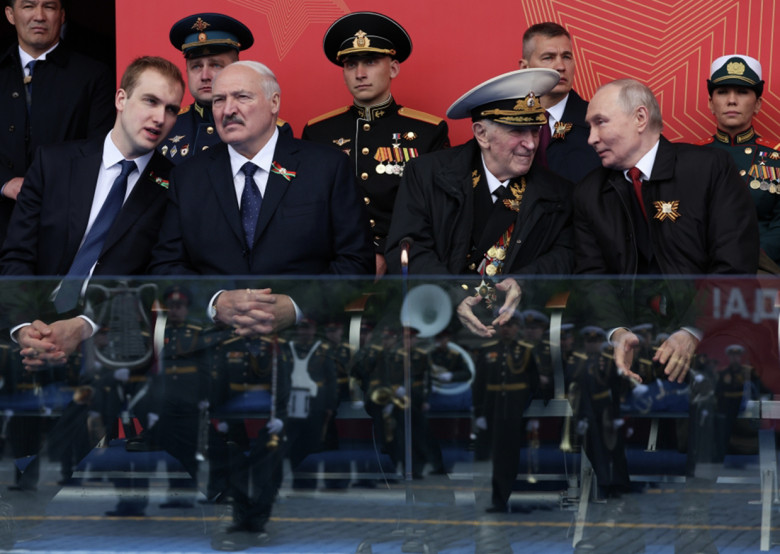 Президент РФ Владимир Путин на Красной площади в Москве на военном параде в честь 81-й годовщины Победы в Великой Отечественной войне. Слева направо: сын президента Белоруссии Александра Лукашенко Николай Лукашенко, президент Белоруссии Александр Лукашенко, ветеран Великой Отечественной войны Свет Турунов