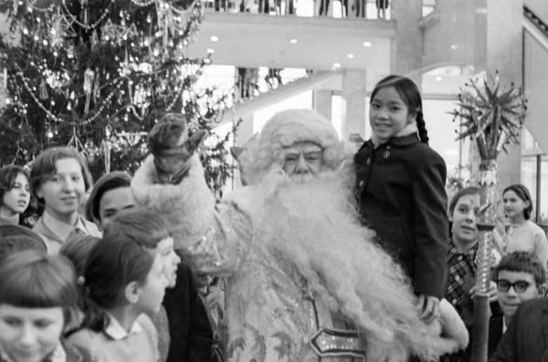 Сонгми Во Тхи Лиен из Южного Вьетнама на новогодней елке в Кремлевском дворце съездов. Декабрь 1970 г.