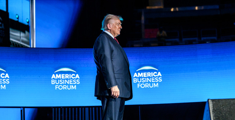 Дональд Трамп запустил программу Genesis для применения ИИ в науке