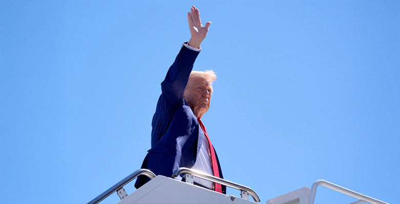 Дональд Трамп вылетел на Аляску для встречи с Владимиром Путиным